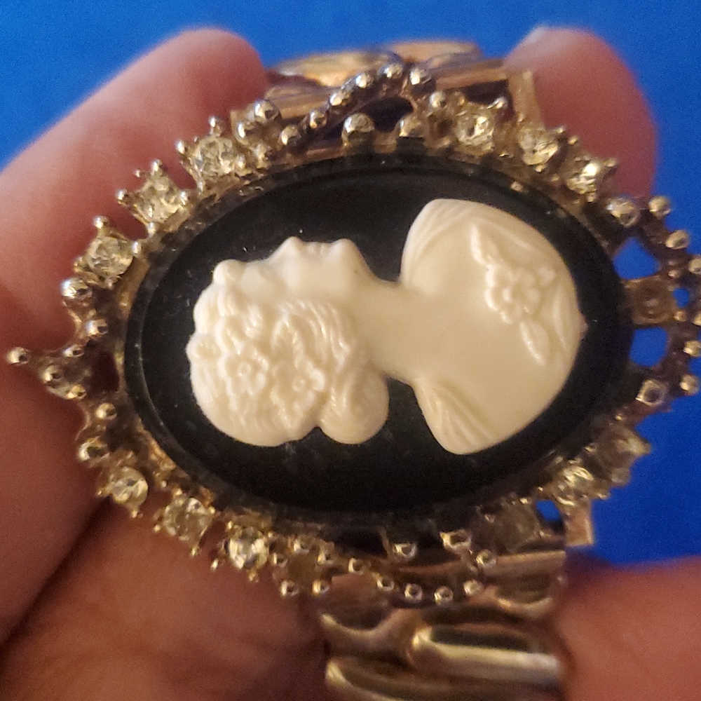 Cameo Bracelet - Picture 3 of 6